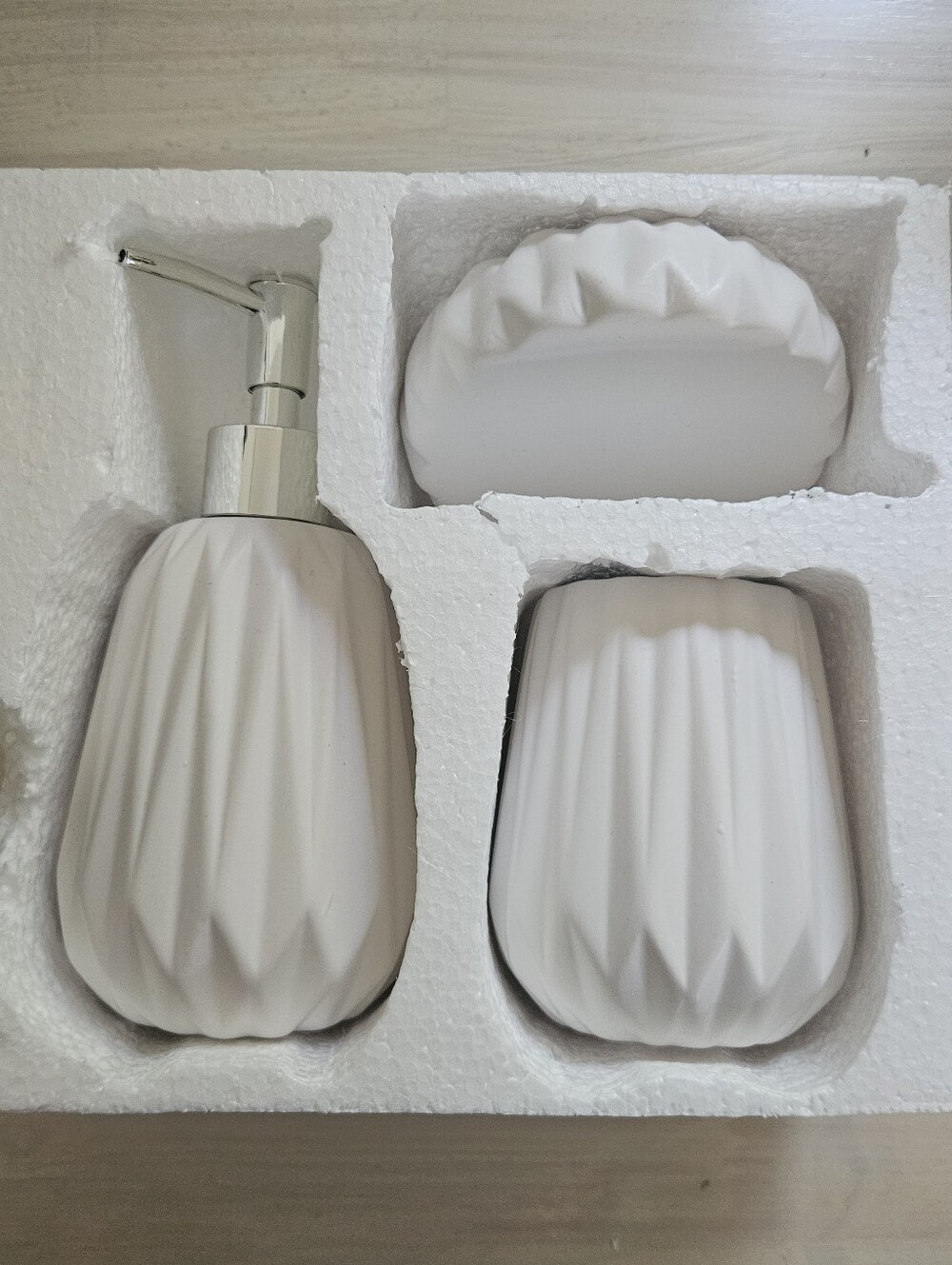 New in Box 3 pc set Ceramic Soap dispenser, Tumbler & soap dish Harman White